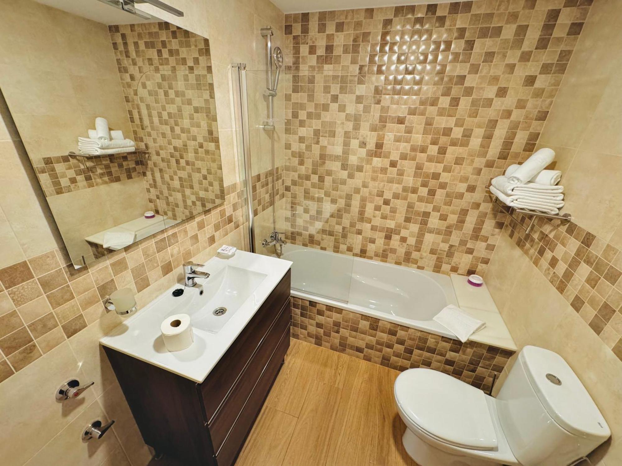 Pueblo Evita Premium Suites Benalmadena Bagian luar foto