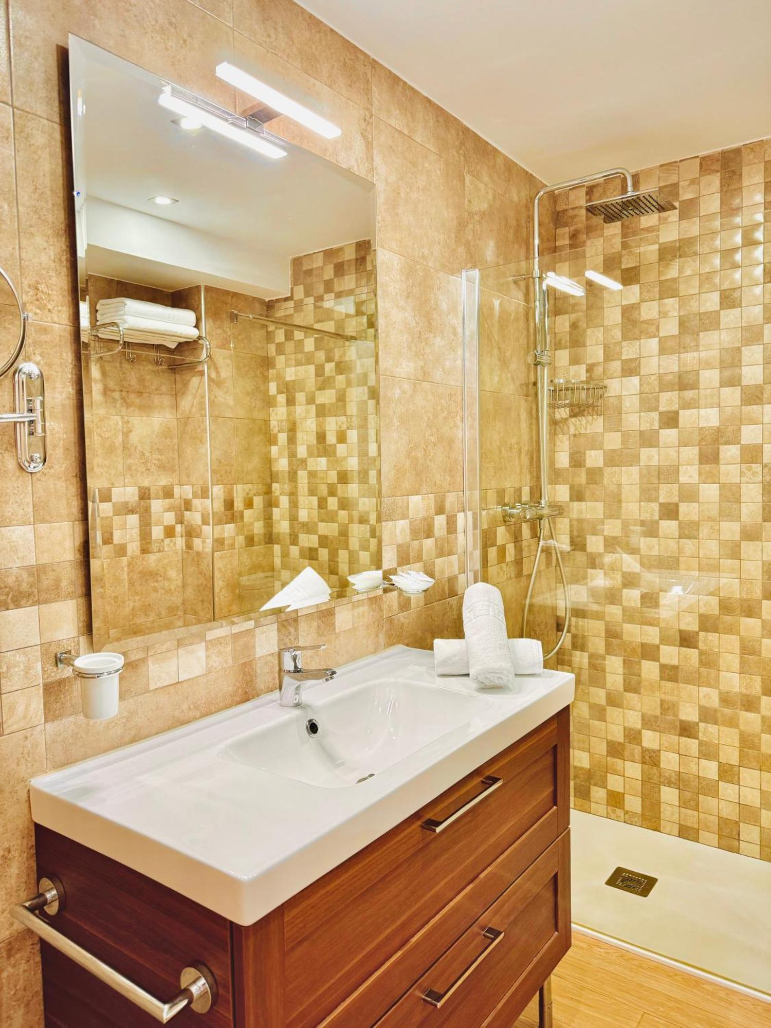 Pueblo Evita Premium Suites Benalmadena Bagian luar foto