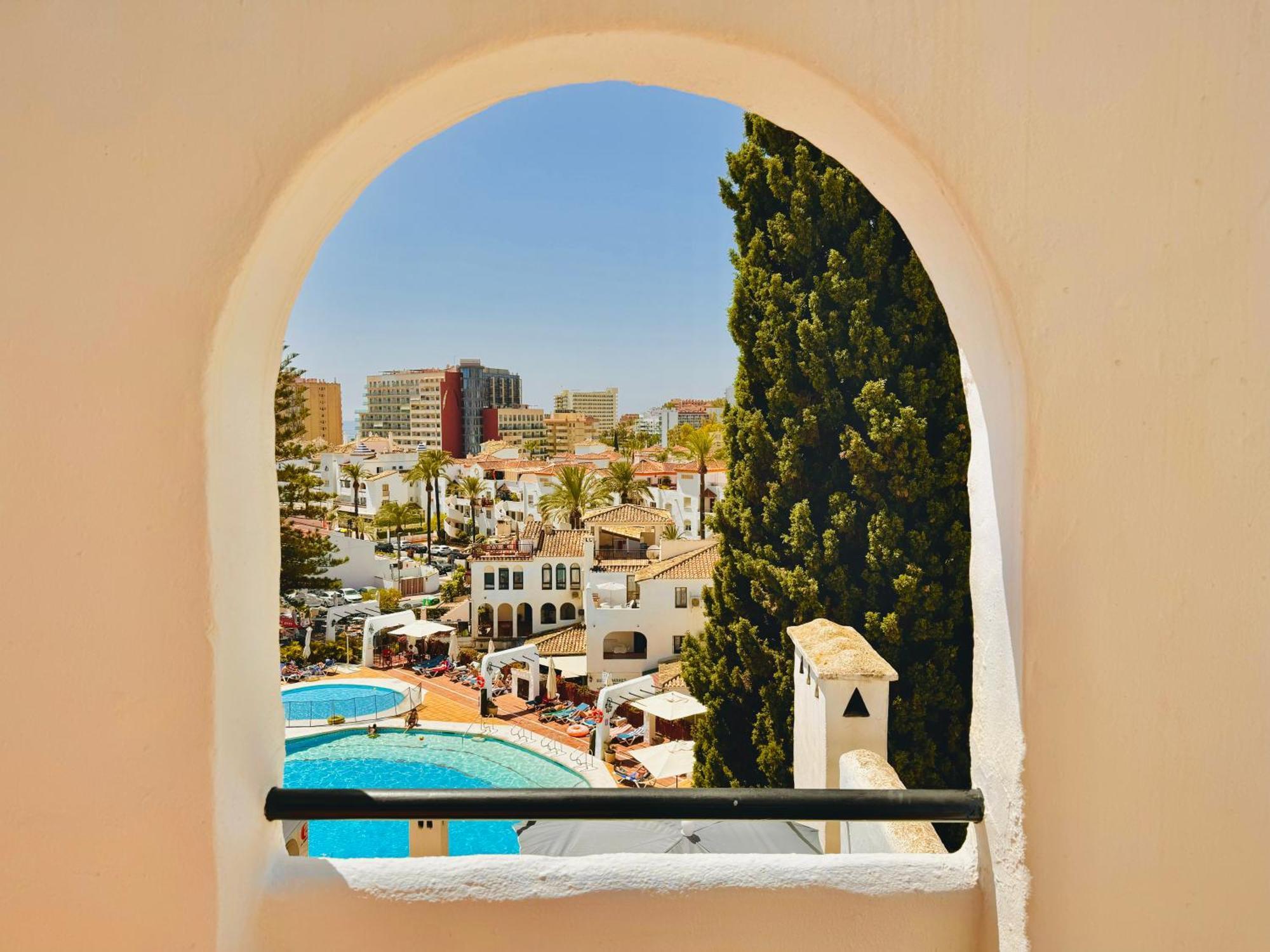 Pueblo Evita Premium Suites Benalmadena Bagian luar foto
