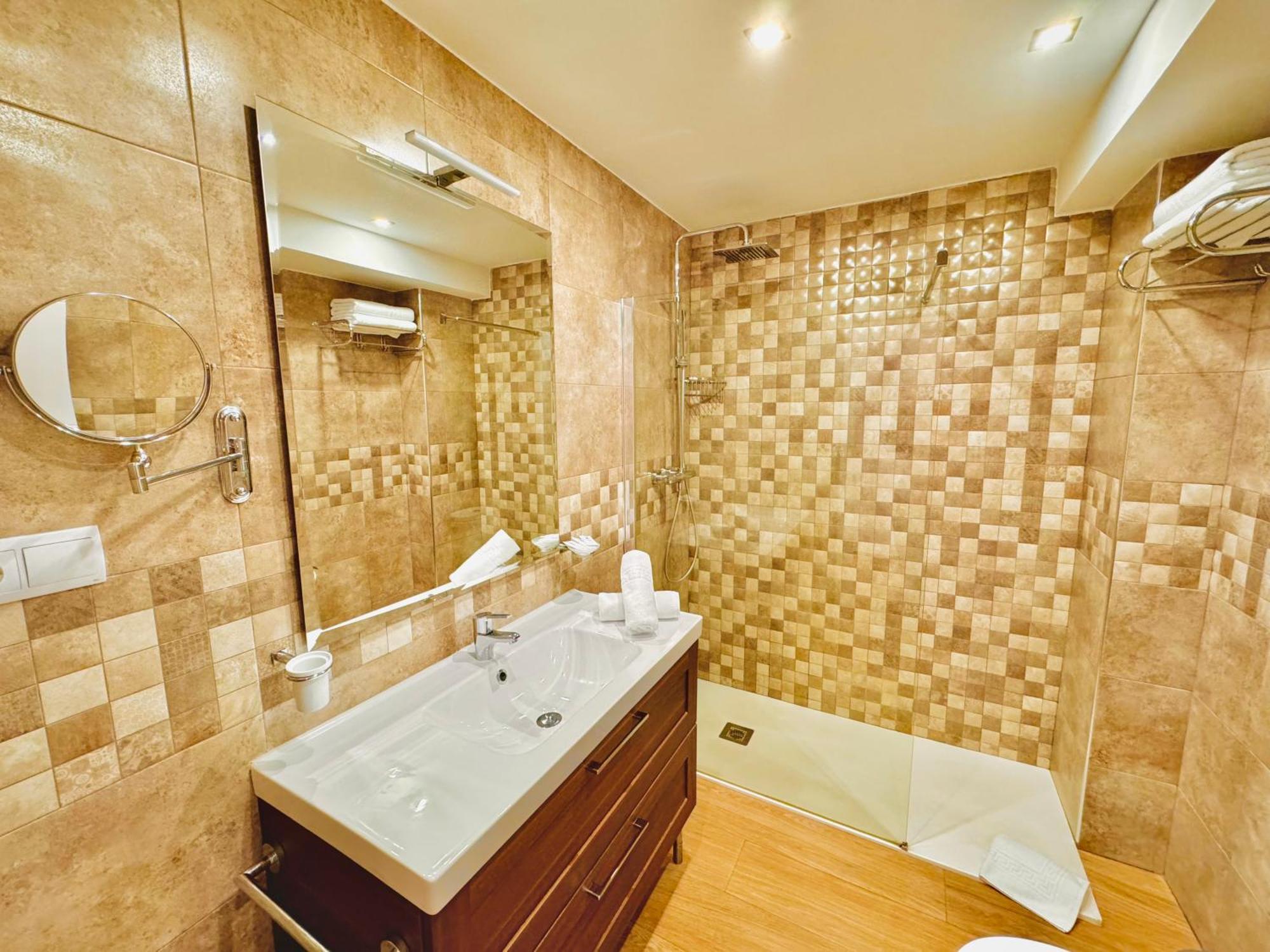 Pueblo Evita Premium Suites Benalmadena Bagian luar foto