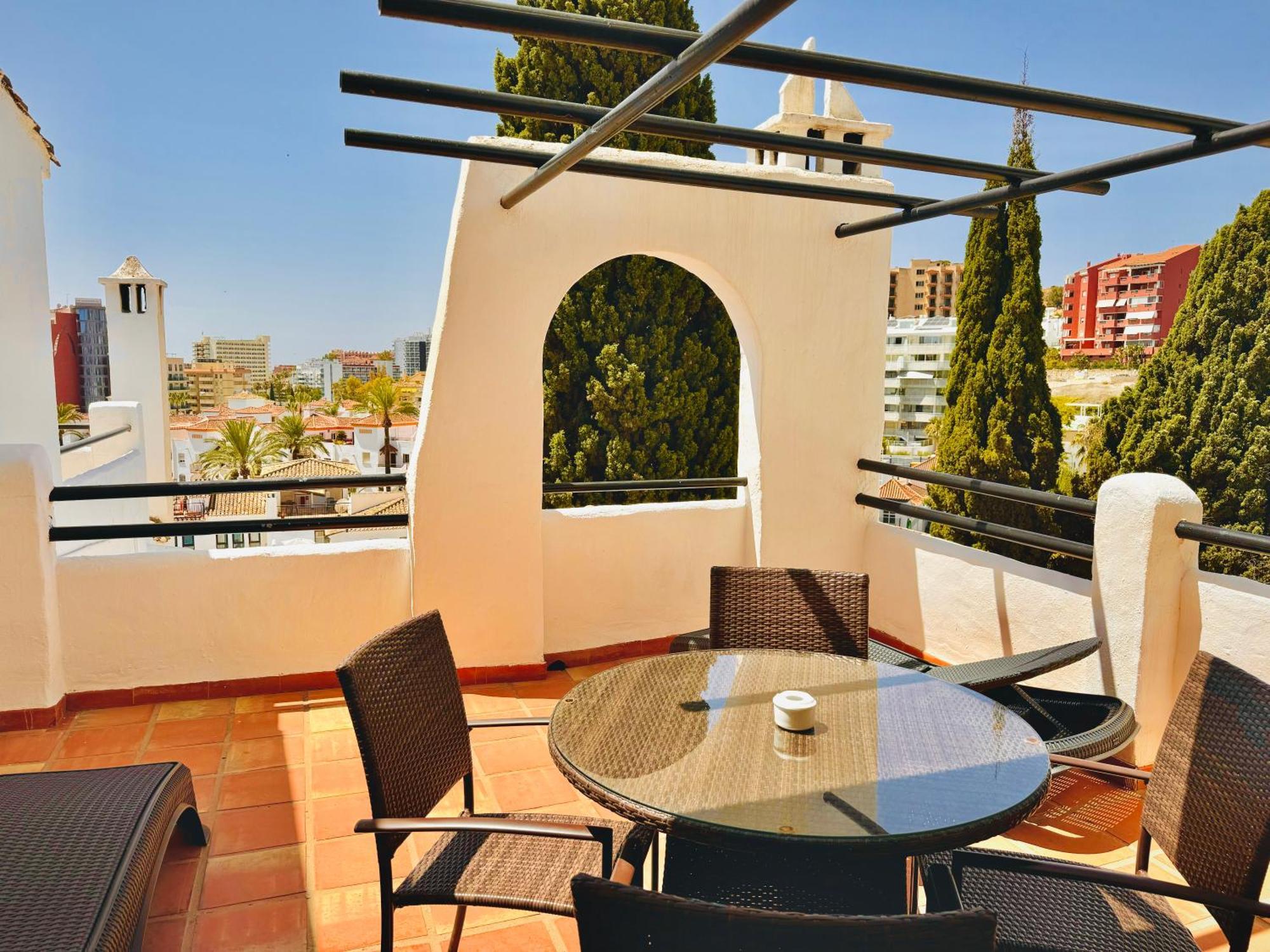 Pueblo Evita Premium Suites Benalmadena Bagian luar foto