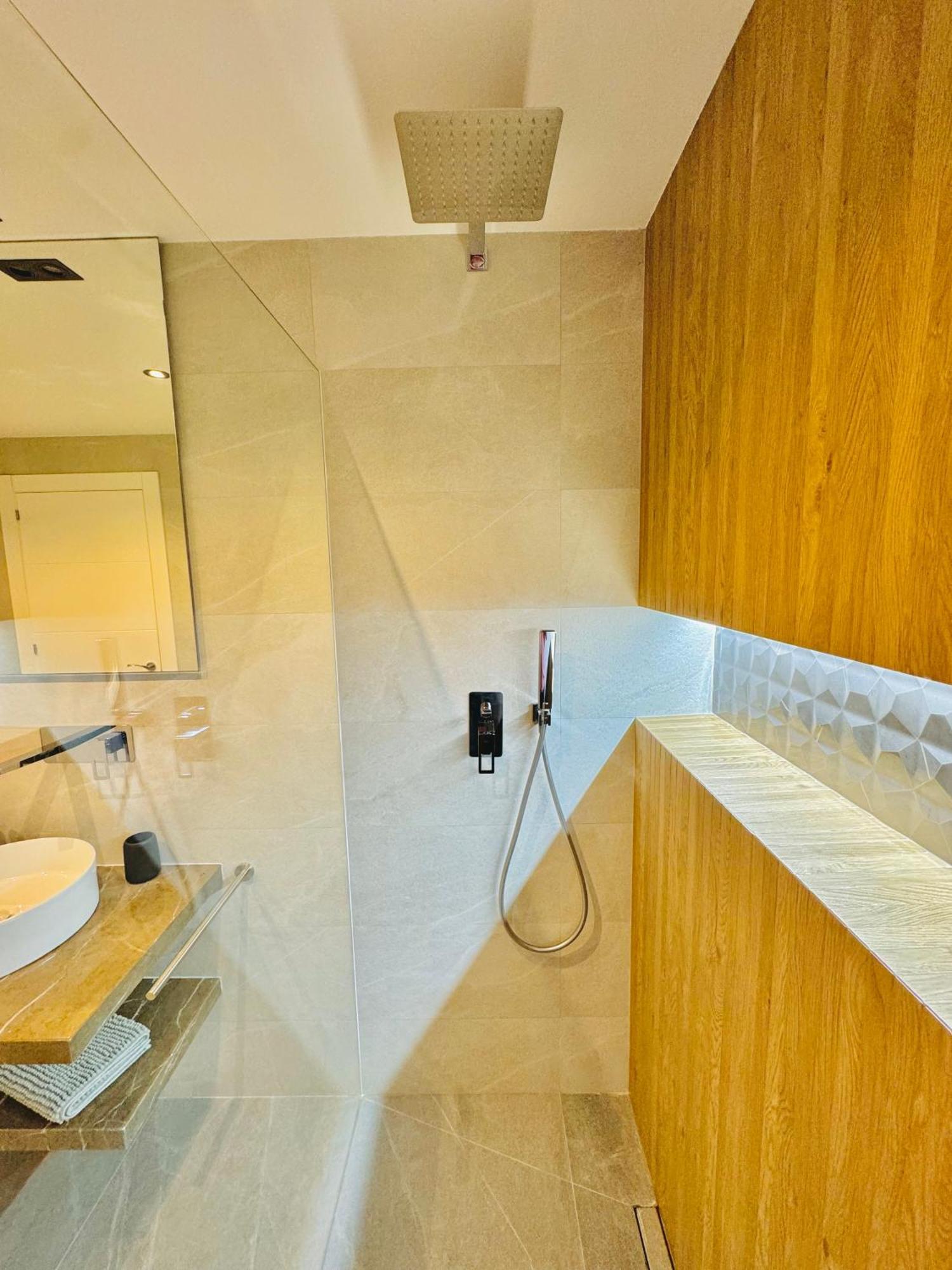 Pueblo Evita Premium Suites Benalmadena Bagian luar foto